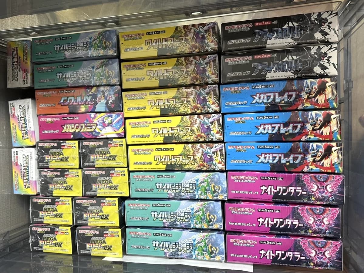 未開封のポケモンカードのボックスがまとまって保管されている様子のイメージ