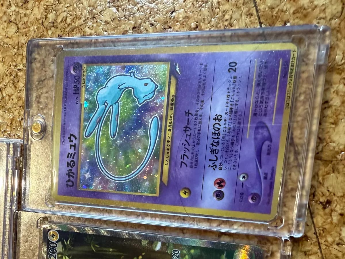 古いポケモンカード1枚をケースに入れて保管している様子のイメージ
