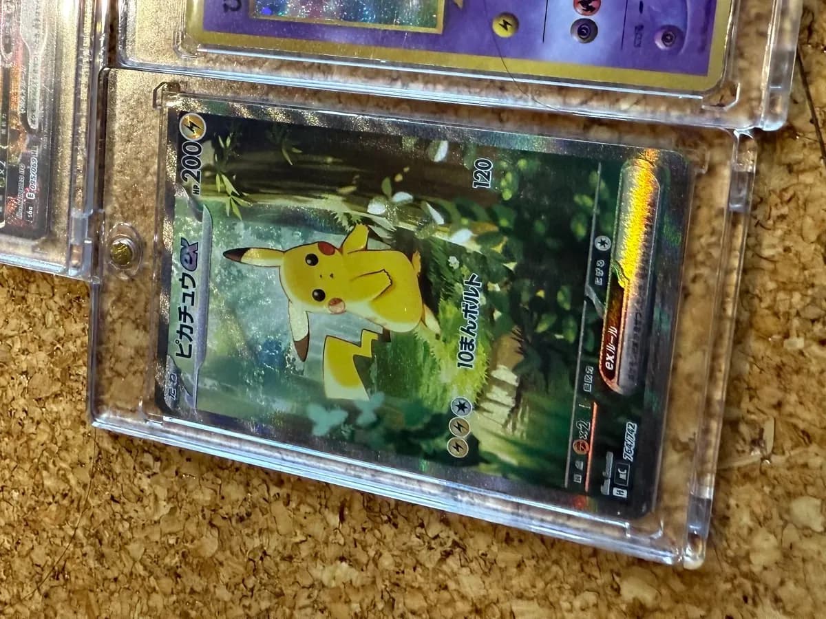 ケースに入れたまま保管されている別のポケモンカードを近くから見たイメージ