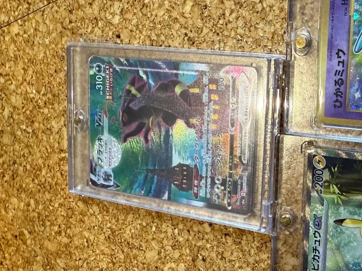 ケースに入れたまま保管されているポケモンカードを近くから見たイメージ