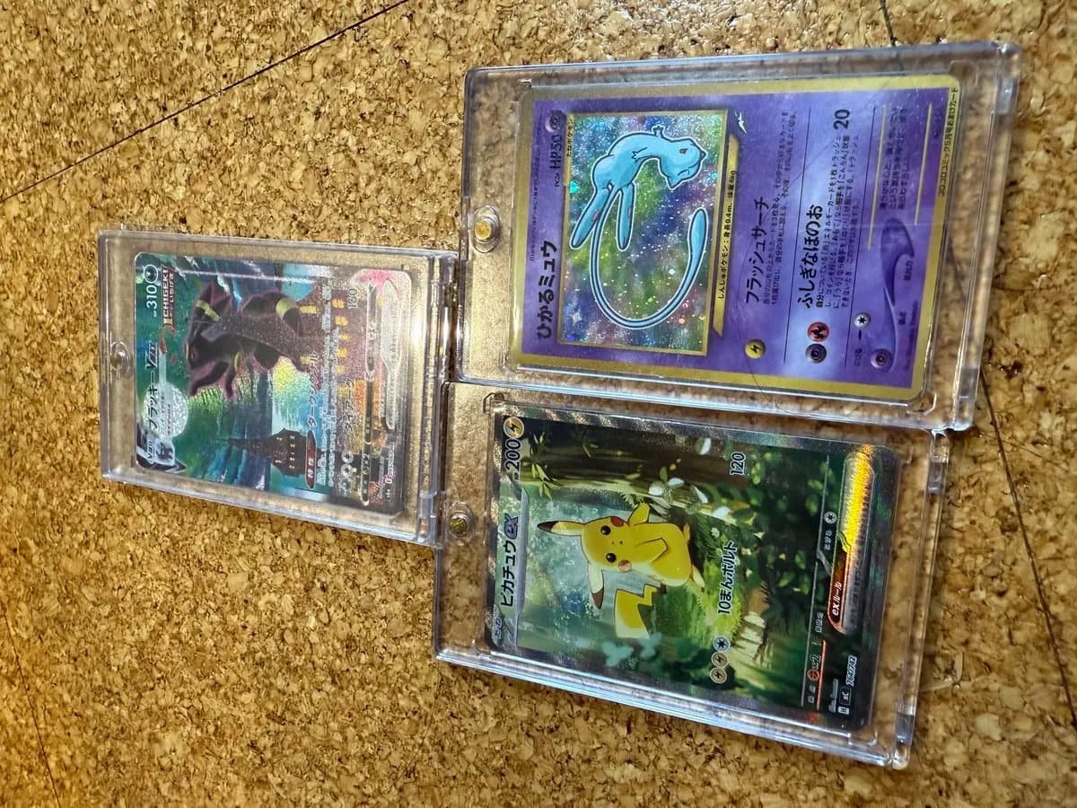 ケースに入れたまま数枚まとめて保管されているポケモンカードのイメージ