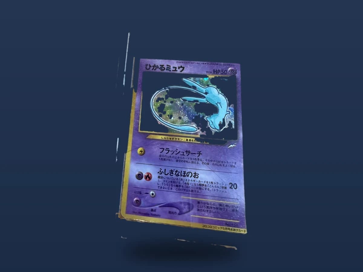古いポケモンカード1枚をケースに入れて保管している様子のイメージ