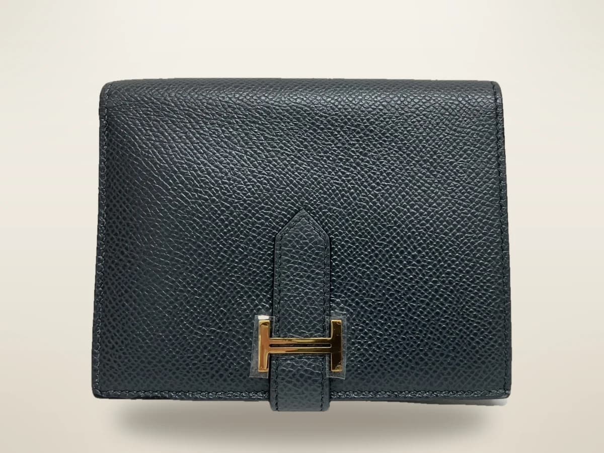 コンパクトなレザー財布の買取イメージ(起福堂)